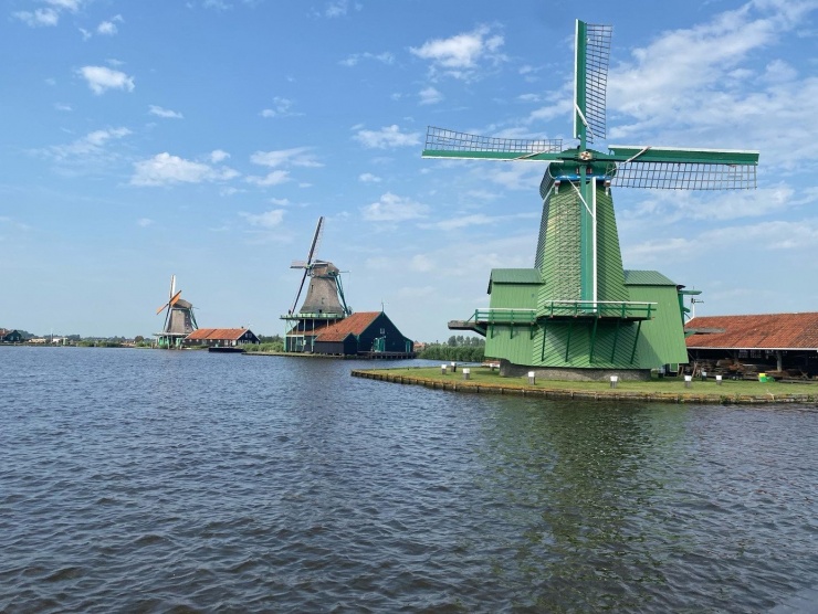 Còn với cối xay gió ở Zaanse Schans, Hà Lan, bạn đánh giá khung cảnh đẹp, thơ mộng như phim. Nơi đây không quá đông khách, di chuyển sẽ khá mệt nếu từ Amsterdam (phải bắt tàu và đi bộ mới đến, chưa kể trời nắng to). Nguồn: @daokuaqzaq