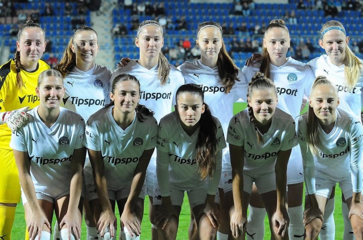 HLV đội bóng Europa League dính án tù vì lén quay cảnh học trò tắm - 1