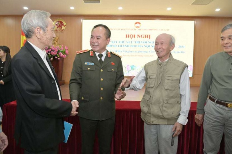 Trung tướng Nguyễn Thanh Tùng, Ủy viên Ban Thường vụ Thành ủy, Bí thư Đảng ủy, Giám đốc Công an TP Hà Nội trao đổi với cử tri phường Cầu Giấy. Ảnh: CAHN.