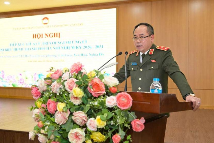 Trung tướng Nguyễn Thanh Tùng, Ủy viên Ban Thường vụ Thành ủy, Bí thư Đảng ủy, Giám đốc Công an TP Hà Nội trình bày chương trình hành động với cử tri. Ảnh: CAHN.