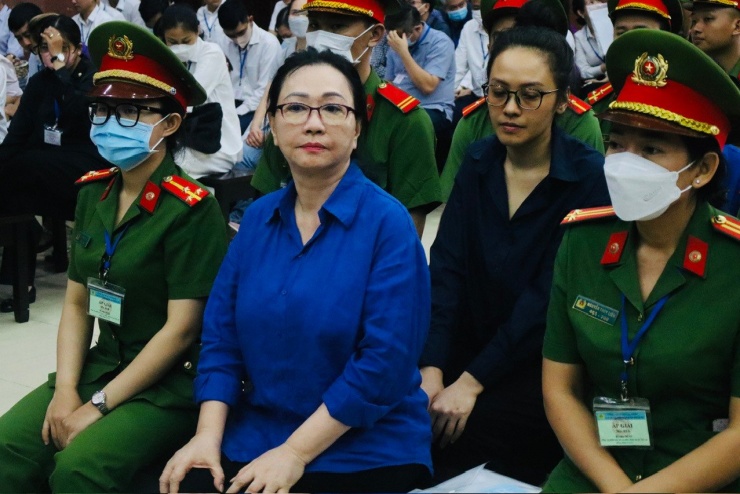 Bà Trương Mỹ Lan và cháu gái Trương Huệ Vân trong một lần hầu tòa. Ảnh: Tân Châu