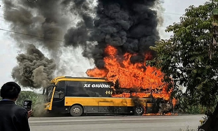 Xe chờ đón công nhân bất ngờ bốc cháy ở Bắc Ninh. Ảnh: Vân Trung.