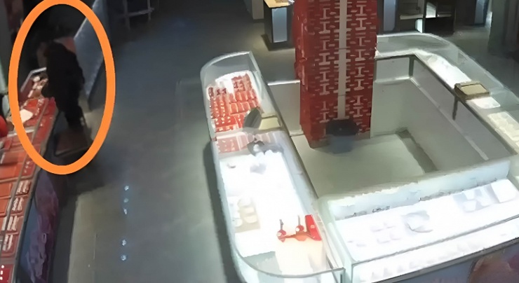 &nbsp;Khách mua vàng số lượng lớn tại một cửa hàng ở Trung Quốc; những giao dịch bất thường giá trị cao đang được đưa vào diện giám sát chặt chẽ để phòng chống rửa tiền. Ảnh: Baidu