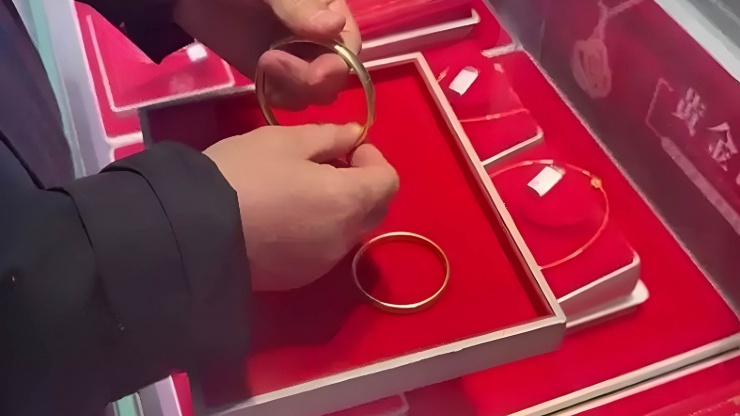 Thương vụ 700 triệu NDT cho thấy một thực tế: trong kỷ nguyên lừa đảo công nghệ cao, những thỏi vàng lấp lánh có thể che giấu cả một chuỗi tội phạm phía sau. Ảnh minh họa: Baidu