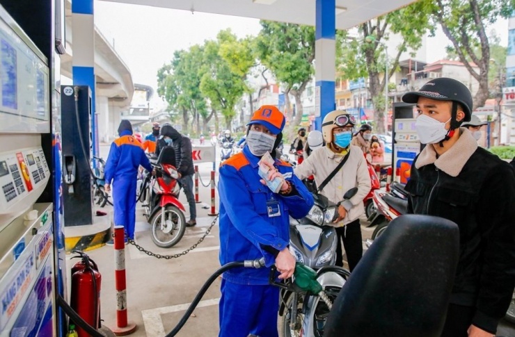 Các doanh nghiệp bán lẻ xăng dầu sẽ ghi nhận lợi nhuận từ lượng hàng tồn kho hiện tại. Ảnh: Xuân Phong.