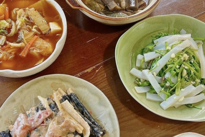 Mâm cơm 'giải cứu tinh thần' của cô gái 9X