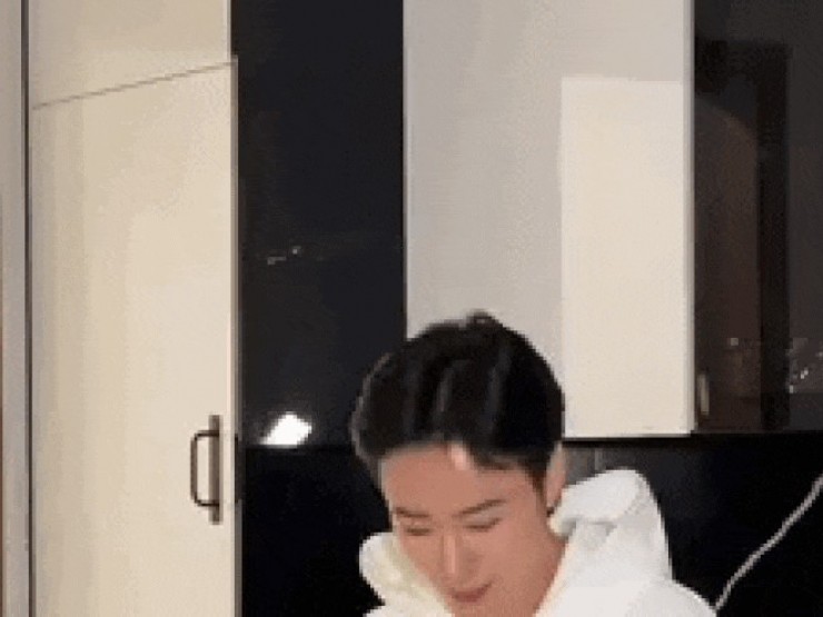 Mái tóc ngày càng ngắn của Angela Phương Trinh