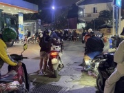 Người dân xếp hàng dài chờ đổ xăng lúc nửa đêm ở Hà Nội