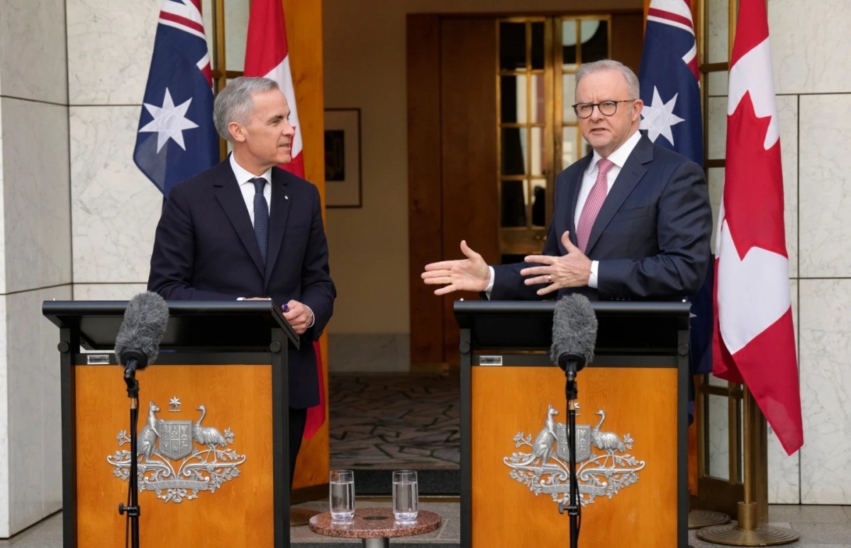 Hai Thủ tướng Australia và Canada Mark Carney trong cuộc họp báo chung tại&nbsp;Tòa nhà Quốc hội tại Canberra (Australia). Ảnh: AP