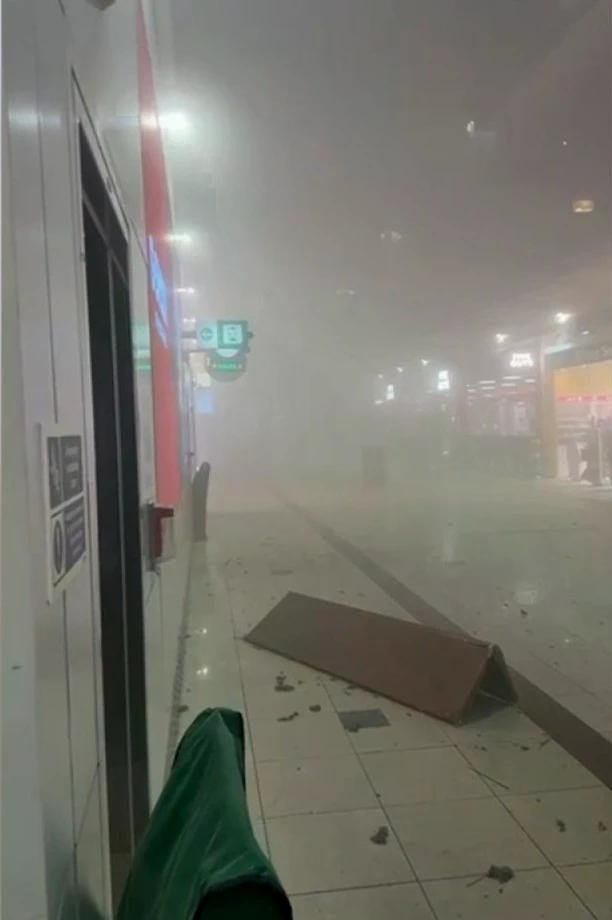 Bên trong sân bay quốc tế Dubai ngập khói hôm 28/2. Ảnh: CNN.