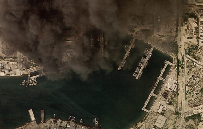 Ảnh vệ tinh ghi cảnh khói đen bao trùm quân cảng Bandar Abbas. Ảnh: Google Earth/ Planet Labs.