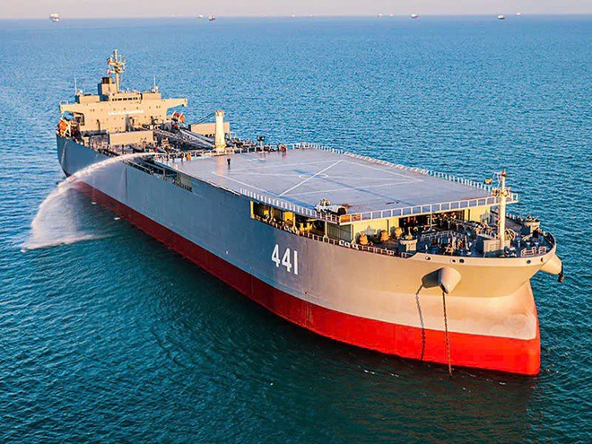 Cận cảnh một tàu chiến bốc cháy, được cho là tàu IRIS Makran của Iran. Ảnh: Planet Labs