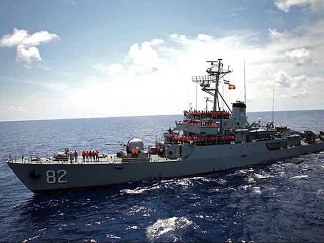 Hiện trường căn cứ Konarak: Tàu IRIS Jamaran và hai tàu lớp Bayandor bốc cháy trước khi chìm hẳn. Ảnh: Vantor và Wikimedia.&nbsp;