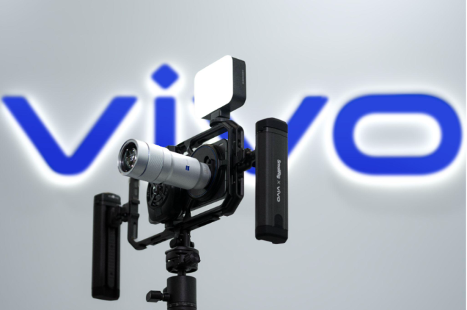 Mẫu smartphone cao cấp gắn phụ kiện ống kính rời 400 mm và Camera Cage. Ảnh: Vivo