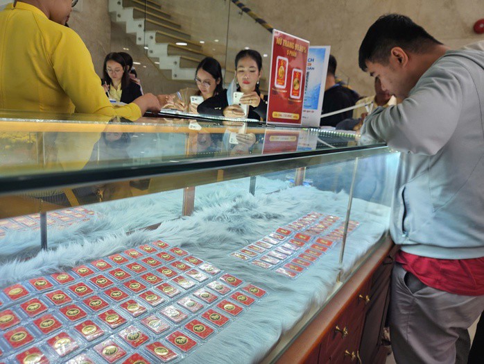 Giá vàng giảm mạnh trong vài ngày qua