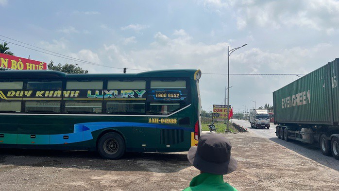 Lượng xe khách, xe tải vào ra quan B.C sáng 25-2.