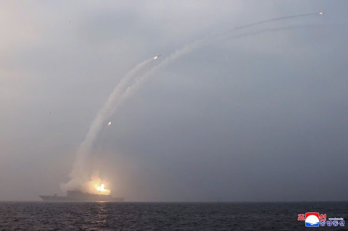 Hình ảnh do Chính phủ Triều Tiên cung cấp ngày 4-3, được cho là ghi lại cuộc thử nghiệm tên lửa hành trình từ tàu khu trục mới Choe Hyon. Ảnh: AP/ KNCA