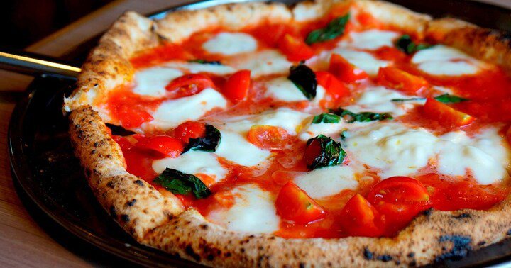 Người Italia thường sử dụng các nguyên liệu địa phương khi làm món pizza truyền thống. (Ảnh: Tastela)