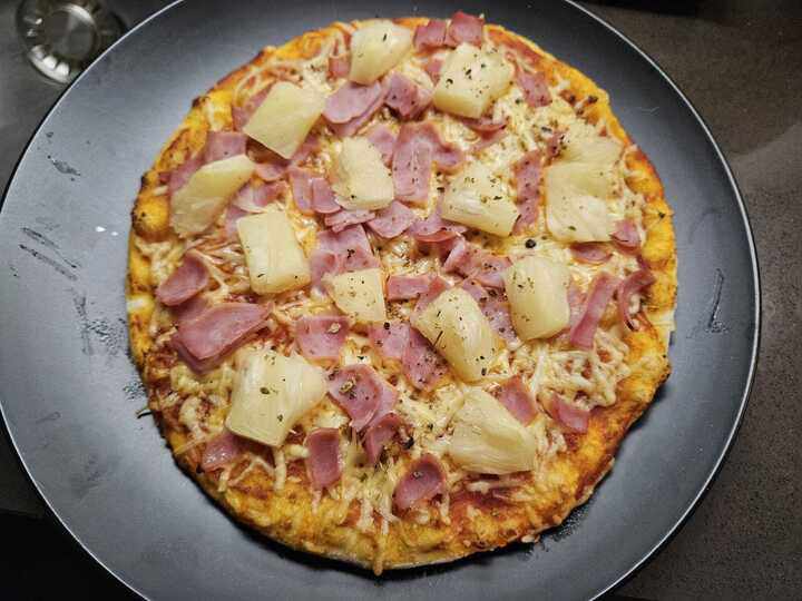 Pizza dứa bị xem là đi ngược lại các giá trị văn hóa lâu đời của người Italy. (Ảnh: Kamado Chefs)