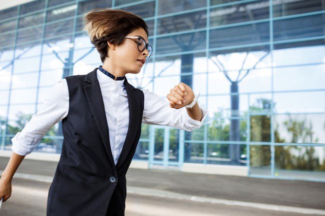 Người EQ cao luôn nhớ rằng xin lỗi phải đi kèm cam kết và hành động khắc phục. Ảnh minh họa