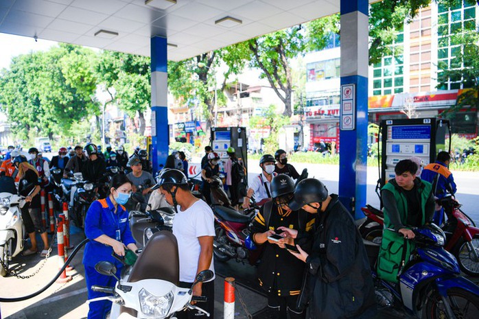Giá xăng dầu tăng rất mạnh vào chiều nay 5-3