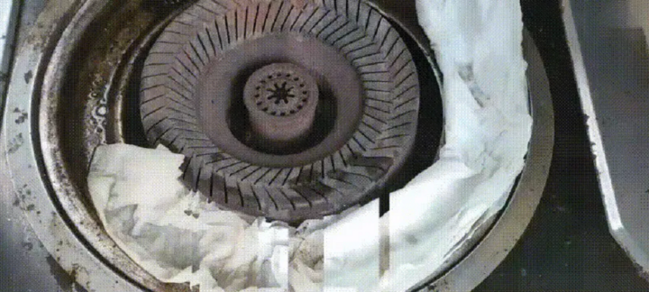 Dùng khăn giấy phủ khu vực vừa rắc bột nở và đổ giấm.