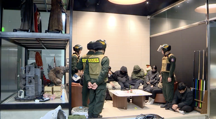 Lực lượng chức năng bắt giữ nhóm nhân viên của hệ thống Xôi Lạc TV. Ảnh cắt từ clip