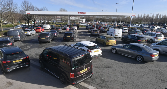 Hàng dài xe ô tô xếp hàng nối đuôi nhau tại một trạm xăng Costco ở Manchester, Anh ngày 3/3. Ảnh: Zenpix