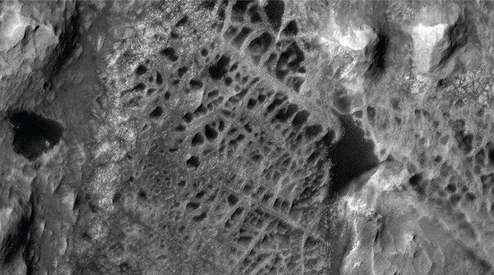 Bức ảnh chụp từ trên cao cho thấy cấu trúc boxwork giống như những ngăn hình hộp trên bề mặt hành tinh - Ảnh: NASA