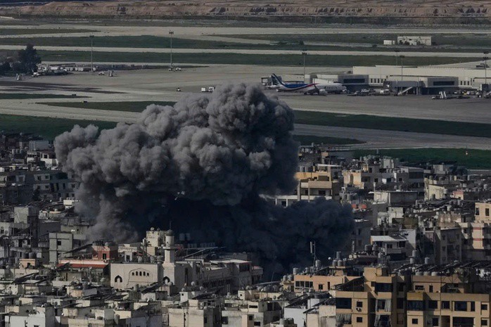 Khói bốc lên sau cuộc không kích của Israel xuống Dahiyeh, ngoại ô phía Nam Beirut, gần sân bay quốc tế Rafik Hariri - Lebanon, ngày 4-3. Ảnh: AP.