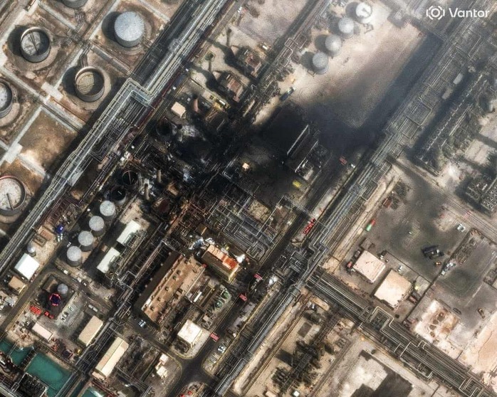 Hình ảnh vệ tinh do Vantor cung cấp cho thấy thiệt hại sau vụ tấn công bằng máy bay không người lái vào nhà máy lọc dầu Ras Tanura ở Ả Rập Saudi. Ảnh: AP