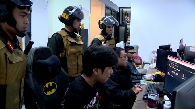 Công an đột kích một trong các địa điểm làm việc của Xôi Lạc TV. Ảnh: A05