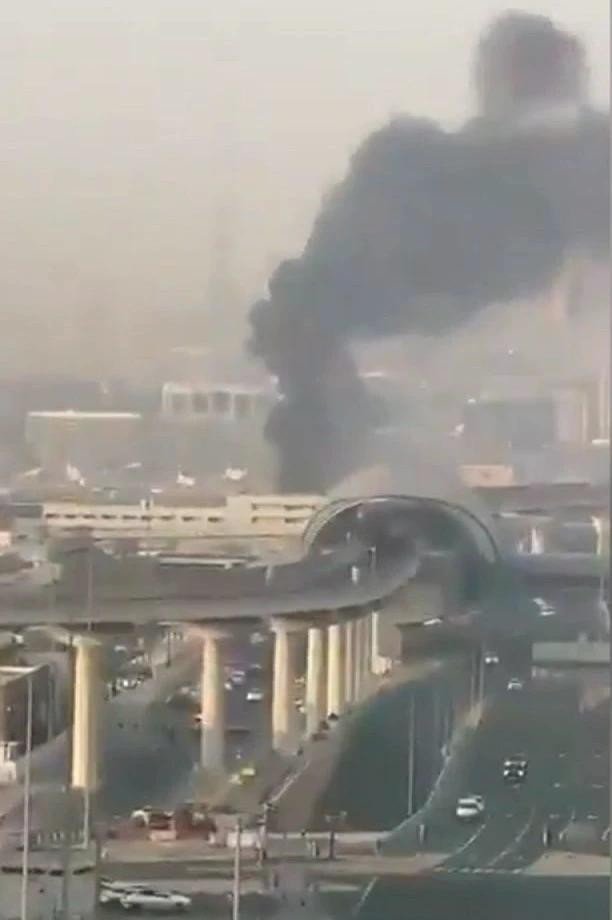 Bên trong sân bay quốc tế Dubai ngập khói hôm 28/2. Ảnh: CNN.