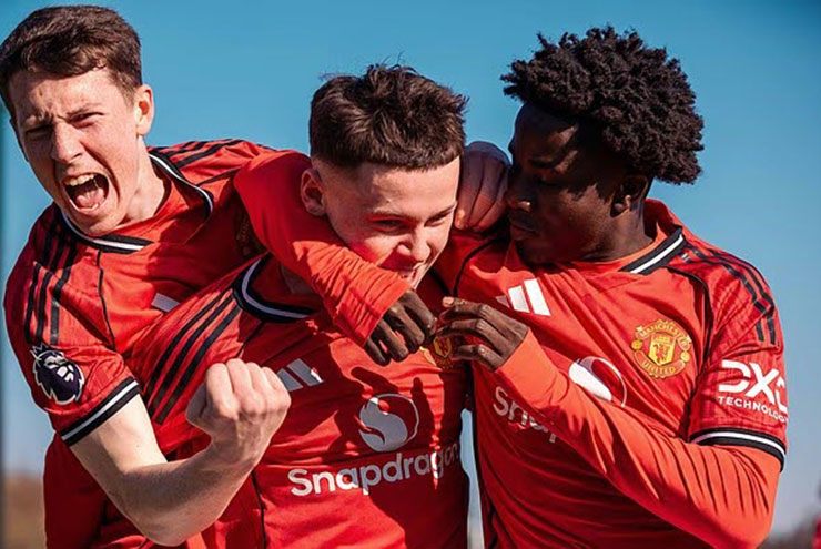 Kai Rooney (giữa) ấn định chiến thắng của U18 MU ở bán kết giải trẻ Premier League Cup