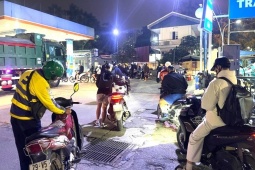 Người dân xếp hàng dài chờ đổ xăng lúc nửa đêm ở Hà Nội