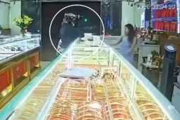 Thanh niên bịt mặt xông vào tiệm vàng ở Đắk Lắk với biểu hiện bất thường