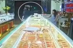 Thanh niên bịt mặt xông vào tiệm vàng ở Đắk Lắk với biểu hiện bất thường