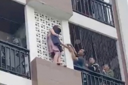 Hà Nội: Giải cứu cô gái trèo ra ngoài tầng cao ngôi nhà