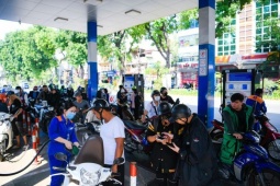 Giá xăng dầu tăng rất mạnh, có mặt hàng tăng tới hơn 7.100 đồng/lít