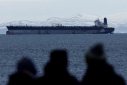 Iran tấn công tàu chở dầu Mỹ trên Vịnh Ba Tư, ra tuyên bố về Eo biển Hormuz