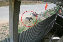 Clip: Ôm cua như  cua-rơ , thanh niên trượt ngã bay thẳng vào hàng rào nhà dân