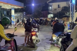 Người dân xếp hàng dài chờ đổ xăng lúc nửa đêm ở Hà Nội