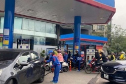 Hà Nội: Ô tô, xe máy nườm nượp xếp hàng chờ đổ xăng dầu do lo ngại giá tăng