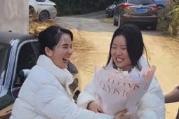 Lần đầu về ra mắt nhà bạn trai, cô gái được 30 người xếp hàng chào đón