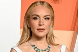 Gia đình lo lắng khi Lindsay Lohan ở lại Dubai giữa căng thẳng leo thang
