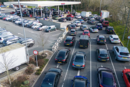 Người Anh, Australia xếp hàng đổ xăng do sợ giá tăng