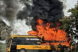 Xe khách 40 chỗ bốc cháy khi đang đỗ chờ công nhân tan ca ở Bắc Ninh