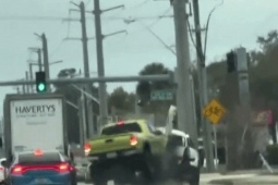 Clip: Xe bán tải lật nhào sau cú tông đuôi SUV