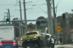 Clip: Xe bán tải lật nhào sau cú tông đuôi SUV