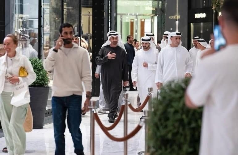 Tổng thống UAE Sheikh Mohamed bin Zayed Al Nahyan cùng Thái tử Dubai Sheikh Hamdan bin Mohammed bin Rashid Al Maktoum ghé thăm trung tâm thương mại lớn nhất thế giới.